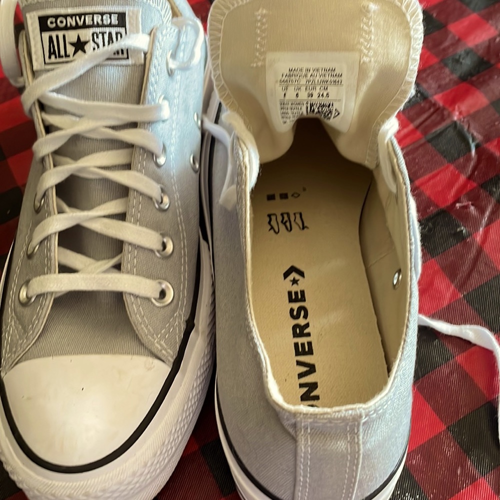New girls/ women’s Chuck Taylor’s